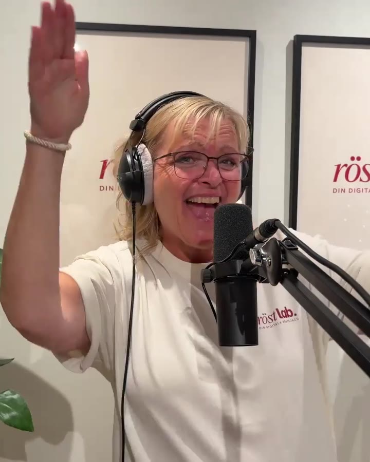 Monica sjunger i studion med hörlurar och mikrofon